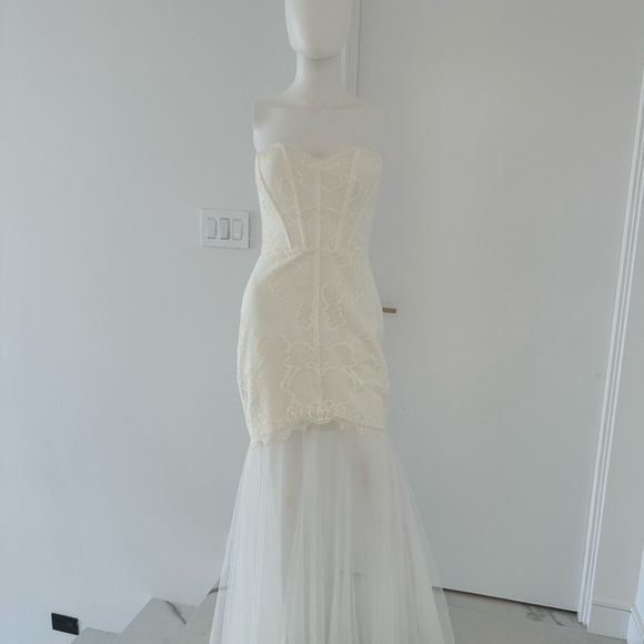 BCBGMAXAZRIA “Alyce” Strapless Lace & Tulle Mermaid Gown – Off White, Size 0 - Picture 14 of 17